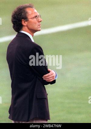 FILED - 08 July 1990, Italien, Rom: Franz Beckenbauer blickt mit ernstem Gesicht von der Touchline in Rom auf das Spielfeld des Olympiastadions. Das DFB-Team gewinnt das WM-Finale 1:0 gegen den Titelverteidiger Argentinien. Franz Beckenbauer ist tot. Die deutsche Fußballlegende starb am Sonntag im Alter von 78 Jahren, teilte seine Familie am Montag der Deutschen Presseagentur mit. Foto: Frank Kleefeldt/dpa Stockfoto