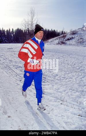 Franz Beckenbauer, neuer Trainer beim FC Bayern München, beim Training, Februar 1994 Deutschland, München, 15.02.1994, Franz Beckenbauer, geb. 1945, neuer Trainer des FC Bayern München, Training im Perlacher Forst, Waldlauf, Bundesliga, Beckenbauer mit adidas Trainingsanzug, draussen, Winter, Verschneit, Sport, Geschichte, Zeitgeschichte, 1994, 1990er, 90er Jahre, Neunziger Jahre, historisch, *** Franz Beckenbauer, neuer Trainer beim FC Bayern München, beim Training, Februar 1994 Deutschland, München, 15 02 1994, Franz Beckenbauer, geb. 1945, neuer Trainer des FC Bayern München, Ausbildung in Perlacher Forst Stockfoto