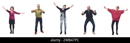 Glückliche Menschen, die sich auf weißem Hintergrund umarmen Stockfoto