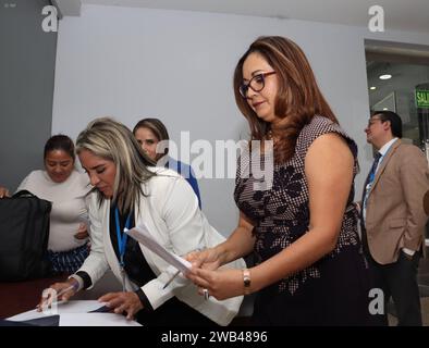 CONSTRUYE-REFORMAS-LEYES Quito,.lunes 8 de enero del 2023 Asambleistas del movimiento Construye, en rueda de prensa sobre las enmiendas constitucionales a varias leyes, planteadas por ellos, con el objetivo de no realizar la Consulta populär planteada por el Presidente Noboa. EN la Grafica: Alexandra Castillo Fotos:Rolando Enriquez/API Quito Pichincha Ecuador POL-CONSTRUYE-REFORMAS-LEYES-77169cf90015eb994852beb975fec4f4 *** CONSTRUYE REFORMAS LEYES Quito, Montag, 8. Januar 2023 Mitglieder der Versammlung der Construye-Bewegung, in einer Pressekonferenz, in einer Pressekonferenz, mehrere Verfassungsänderungen, Stockfoto