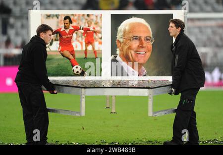 ARCHIVFOTO zum Tod von FRANZ BECKENBAUER der Kaiser am 7.1.2024 Franz Beckenbauer wird vom Rasen getragen Fussball Freundschaftsspiel u. Abschiedsspiel Franz BECKENBAUER EX-FCB Praesident, Ehrenspielführer FCB FC BAYERN MÜNCHEN - REAL MADRID , München, am 13.08.2010 Saison1011 , Saison 2010 / 2011 Foto: Peter Schatz Stockfoto