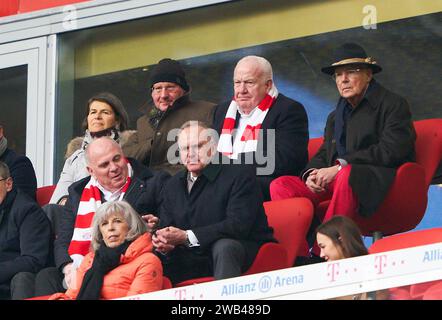 ARCHIVFOTO zum Tod von FRANZ BECKENBAUER der Kaiser am 7.1.2024 Karl-Heinz RUMMENIGGE CEO, Vorstandsvorsitzender FCB AG, Präsident und Vorsitzender Uli HOENESS FCB, Franz BECKENBAUER mit Hut Ex FCB Präsident, Ehrenkapitän FCB Walter MENNEKES, Unternehmer, Vizepräsident des FC Bayern, FC BAYERN MÜNCHEN - VFL WOLFSBURG 6-0 1.Deutsche Fußball-Liga , München, 09. März 2019 Saison 2018/2019, Spieltag 25, FC Barcelona, München, Stockfoto