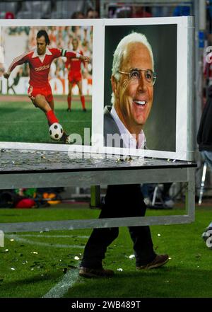 ARCHIVFOTO zum Tod von FRANZ BECKENBAUER der Kaiser am 7.1.2024 Franz Beckenbauer wird vom Rasen getragen Fussball Freundschaftsspiel u. Abschiedsspiel Franz BECKENBAUER EX-FCB Praesident, Ehrenspielführer FCB FC BAYERN MÜNCHEN - REAL MADRID , München, am 13.08.2010 Saison1011 , Saison 2010 / 2011 Foto: Peter Schatz Stockfoto