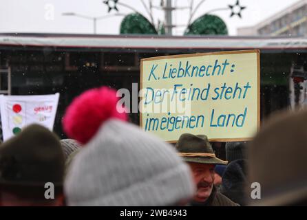 Bauern demonstrieren - Genug ist genug 08.01.2024, Erfurt, der Thueringer Bauernverband ruft zur Demonstration Genug ist genug Gegen Agrardieselkuerzung und Streichung des gruenen Kennzeichens im Bild: Am Juri-Gagarin-Ring stehen Traktoren, Transporter, LKWs und Demonstranten - hier ein Schild mit der Aufschrift K.Liebknecht der Feind steht im eigenen Land *** Bauern demonstrieren genug 08 01 2024, Erfurt, der Thüringer Bauernverband fordert eine Demonstration genug gegen die Kürzung landwirtschaftlicher Dieselkraftstoffe und die Streichung des grünen Kennzeichens im Bild auf der Juri GA Stockfoto