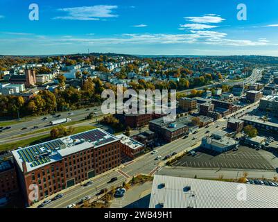 Aus der Vogelperspektive auf eine urbane Landschaft mit einem lebhaften Stadtbild mit einem Netz von Straßen und Autobahnen Stockfoto