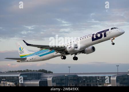 LOT Polnische Fluggesellschaften Embraer E195 in der Aufschrift 'Warmia Mazury', die von Lemberg aus startet Stockfoto