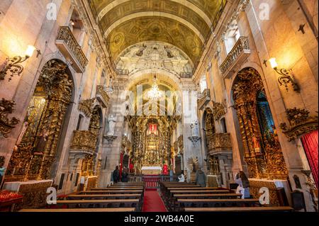 Porto, Portugal - 7. Februar 2023: Innenraum der Kirche Nossa Senhora do Carmo, 18. Jahrhundert. Hochwertige Fotos Stockfoto