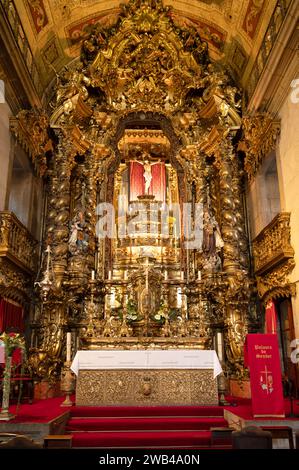 Porto, Portugal - 7. Februar 2023: Innenraum der Kirche Nossa Senhora do Carmo, 18. Jahrhundert. Hochwertige Fotos Stockfoto