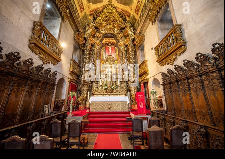 Porto, Portugal - 7. Februar 2023: Innenraum der Kirche Nossa Senhora do Carmo, 18. Jahrhundert. Hochwertige Fotos Stockfoto