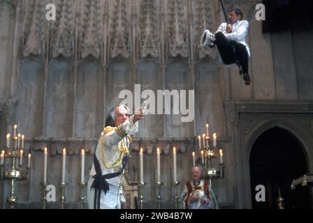 Johnny English Jahr : 2003 UK Regie : Peter Howitt John Malkovich, Rowan Atkinson Stockfoto