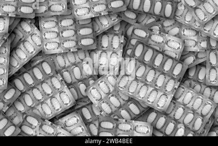 Eine Nahaufnahme vieler pharmazeutischer Tabletten in Blisterpackungen Stockfoto