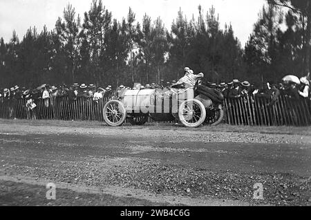 Erste Ausgabe des 24-Stunden-Sportwagenrennens von Le Mans (24 heures du Mans). 26. Und 27. Juni 1906. Der Mercedes II fährt von Mariaux. Foto von Jean de Biré Stockfoto