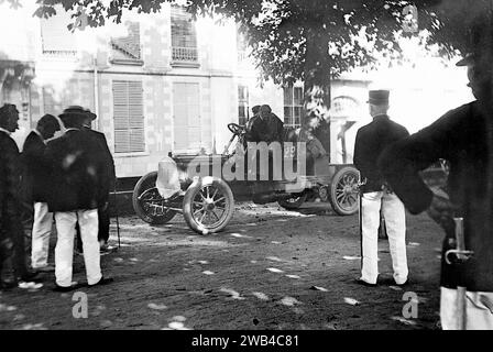 Erste Ausgabe des 24-Stunden-Sportwagenrennens von Le Mans (24 heures du Mans). 26. Und 27. Juni 1906. Ein Mitbewerber hat angehalten. Foto von Jean de Biré Stockfoto