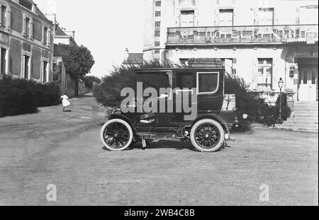 Das Auto von Jean de Biré, Fotograf, der am 26. Und 27. Juni 1906 die erste Ausgabe der 24 Stunden von Le Mans (Grand Prix de l'A.C.F) drehte. Hier vor dem Hotel de Penthièvre in Quiberon. Juni 1906 Stockfoto