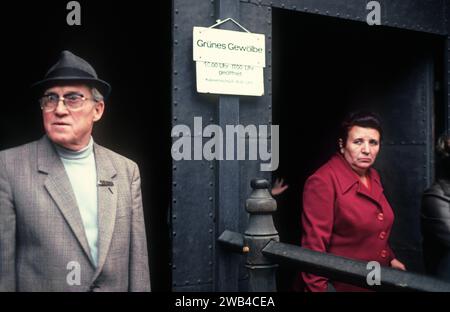 Besucher, die das Grüne Gewölbe Museum im Residenzschloss in Dresden verlassen. 1982 Stockfoto