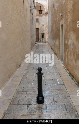 Enge, leere mittelalterliche Gasse in Malta Stockfoto