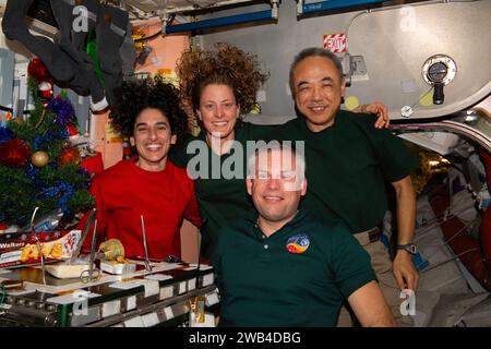 ISS - 24. Dezember 2023 - vier Besatzungsmitglieder der ISS Expedition 70 schließen sich im Einheitsmodul der Internationalen Raumstation für einen Weihnachtsabend an Stockfoto