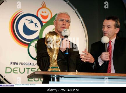 Einladung DFB Rathaus Hannover mit Franz Beckenbauer und ob. Am 24.02.2005 Neues Rathaus in Hannover - Vorstellung des WM Pokals. Franz Beckenbauer, Wolfgang Niehrsbach. Foto: ? Nordphoto der Kaiser ist tot   am 07.01.12024 ist Franz Beckernbauer verstorben, so war es heute in einer Pressemitteilung bekannt gegeben R.I.P Stockfoto