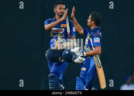 Colombo, Sri Lanka. Januar 2024. Sri Lankas Jeffrey Vandersay (R) feiert den Siegmoment mit seiner Teamkollegin Dushmantha Chameera (L) beim 2. Eintägigen internationalen Cricket-Spiel zwischen Sri Lanka und Simbabwe im R. Premadasa Stadium in Colombo am 08. Januar 2024. Viraj Kothalwala/Alamy Live News Stockfoto