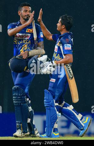 Colombo, Sri Lanka. Januar 2024. Sri Lankas Jeffrey Vandersay (R) feiert den Siegmoment mit seiner Teamkollegin Dushmantha Chameera (L) beim 2. Eintägigen internationalen Cricket-Spiel zwischen Sri Lanka und Simbabwe im R. Premadasa Stadium in Colombo am 08. Januar 2024. Viraj Kothalwala/Alamy Live News Stockfoto