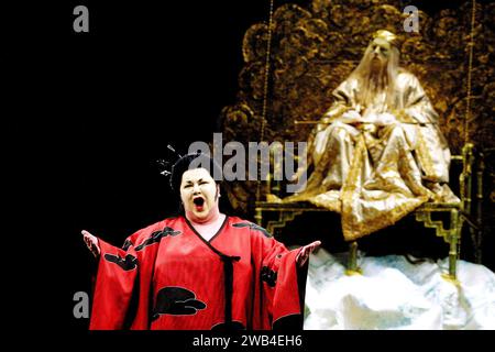 Jane Eaglen (Prinzessin Turandot), Alasdair Elliott (der Kaiser Altoum) in TURANDOT an der Royal Opera, Covent Garden, London WC2 19/02/2001 Musik: Giacomo Puccini Libretto: Giuseppe Adami & Renato Simoni Dirigent: Christian Badea Design: Sally Jacobs Beleuchtung: F Mitchell Dana Choreografie: Kate Flatt Regisseur: Andrei Serban Stockfoto