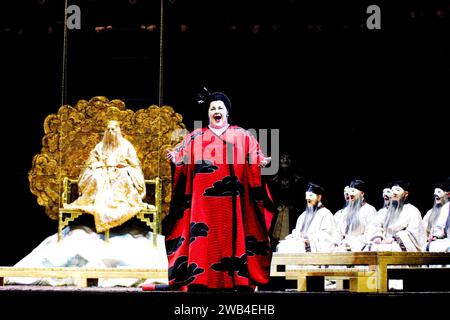 Alasdair Elliott (Kaiser Altoum), Jane Eaglen (Prinzessin Turandot) in TURANDOT an der Royal Opera, Covent Garden, London WC2 19/02/2001 Musik: Giacomo Puccini Libretto: Giuseppe Adami & Renato Simoni Dirigent: Christian Badea Design: Sally Jacobs Beleuchtung: F Mitchell Dana Choreografie: Kate Flatt Regie: Andrei Serban Stockfoto