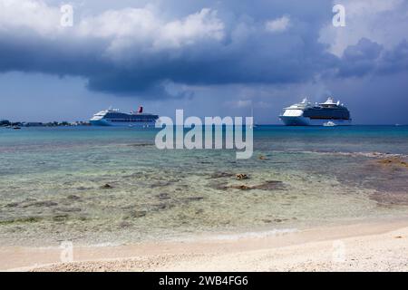 Die malerische Aussicht auf zwei Kreuzfahrtschiffe, die unter dem regnerischen Himmel in der Nähe von George Town, Grand Cayman Island (Cayman Islands), treiben. Stockfoto