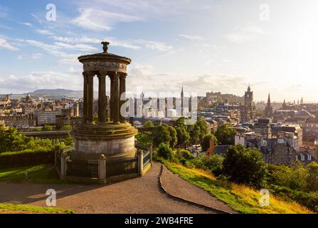 Dugald Stewart Monument, Panoramablick auf die Altstadt von Edinburgh vom Carlton Hill, Edinburgh. Stockfoto