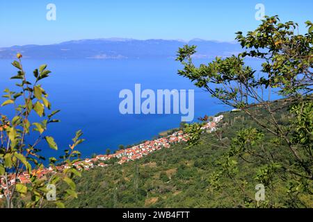 Blick über den Ohrid-See von Elshani nach Lagadin und Pestani in Nordmazedonien Stockfoto