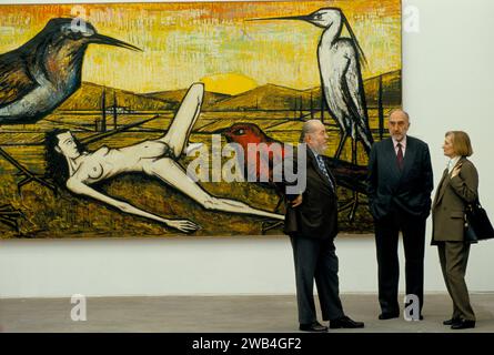 Bernard Buffet französischer Künstler expressionistischer Maler (1928–1999) mit dem langjährigen Agenten Maurice Garnier und Frau Garnier bei seiner ein-Mann-Ausstellung Kassal Deutschland 1994 1990er Jahre HOMER SYKES Stockfoto