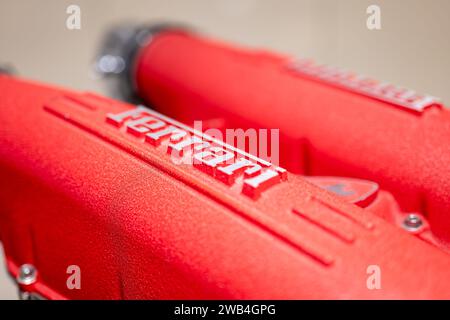 MODENA, ITALIEN - 21. APRIL 2022: Detail des roten Blocks des Ferrari-Motors im Modena-Museum, Italien Stockfoto