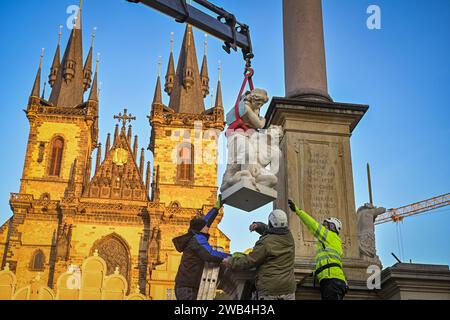 Prag, Tschechische Republik. Januar 2024. Installation von nachgeahmten Engelsstatuen aus dem 17. Jahrhundert auf der barocken Mariensäule auf dem Altstädter Ring in Prag, Tschechische Republik, 8. Januar 2024. Quelle: VIT Simanek/CTK Photo/Alamy Live News Stockfoto