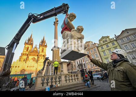 Prag, Tschechische Republik. Januar 2024. Installation von nachgeahmten Engelsstatuen aus dem 17. Jahrhundert auf der barocken Mariensäule auf dem Altstädter Ring in Prag, Tschechische Republik, 8. Januar 2024. Quelle: VIT Simanek/CTK Photo/Alamy Live News Stockfoto