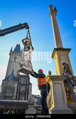 Prag, Tschechische Republik. Januar 2024. Installation von nachgeahmten Engelsstatuen aus dem 17. Jahrhundert auf der barocken Mariensäule auf dem Altstädter Ring in Prag, Tschechische Republik, 8. Januar 2024. Quelle: VIT Simanek/CTK Photo/Alamy Live News Stockfoto