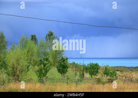 Wasserspeise (Tornado) über dem Issyk-Kul-See in Kirgisistan. Eine riesige Spalte zwischen Wolke und Wasserkörper ist deutlich sichtbar Stockfoto