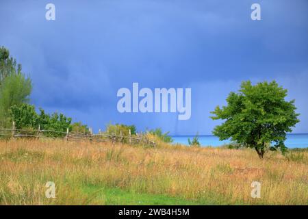 Wasserspeise (Tornado) über dem Issyk-Kul-See in Kirgisistan. Eine riesige Spalte zwischen Wolke und Wasserkörper ist deutlich sichtbar Stockfoto