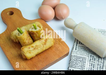 Risoles sosis mayo (amerikanische Rillen) oder Mayonnaise Wurst Rissole ist ein kleines, in Brotkrumen gerolltes Patty. Stockfoto