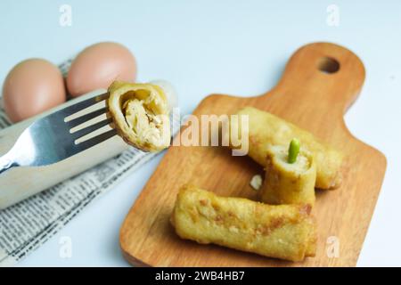 Risoles sosis mayo (amerikanische Rillen) oder Mayonnaise Wurst Rissole ist ein kleines, in Brotkrumen gerolltes Patty. Stockfoto