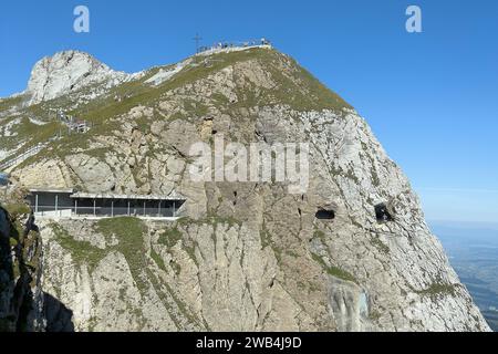 Blick vom Blumenweg auf den Rundweg der Drachenpfade Höhlen, Pilatus, Schweiz, August 2022. Stockfoto