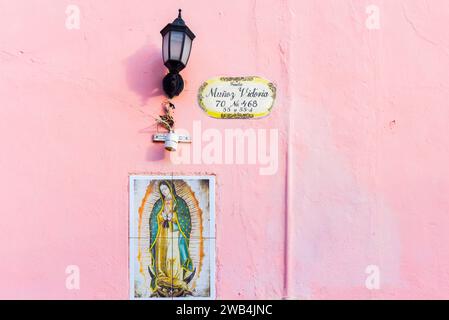 Bild der Jungfrau de Guadalupe auf einer Kachel auf der Vorderseite eines Hauses, Merida Mexico Stockfoto