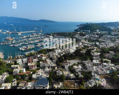 Blick auf die bezaubernde Stadt Bodrum, Yachthafen mit Yachten an einem sonnigen Tag. Wunderschöne urbane Landschaft von Bodrum, Türkei. Stockfoto