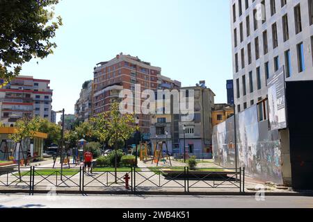 9. September 2023 - Tirana in Albanien: Typische Gebäude und Straßenleben im Stadtzentrum der albanischen Hauptstadt Stockfoto