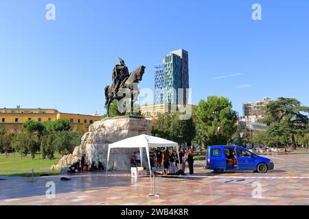 9. September 2023 - Tirana in Albanien: Bauwerke im Zentrum der Stadt mit Einheimischen und Touristen Stockfoto