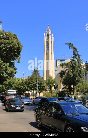 9. September 2023 - Tirana in Albanien: Bauwerke im Zentrum der Stadt mit Einheimischen und Touristen Stockfoto