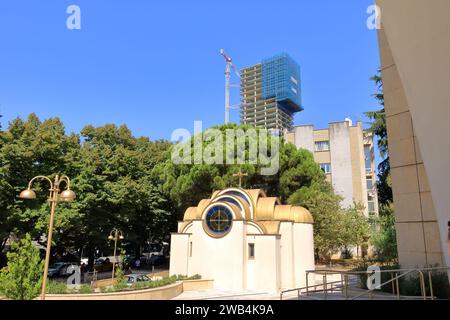 9. September 2023 - Tirana in Albanien: Bauwerke im Zentrum der Stadt mit Einheimischen und Touristen Stockfoto