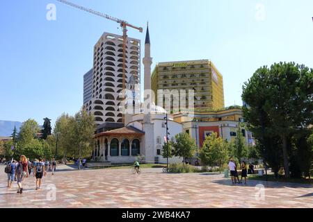 9. September 2023 - Tirana in Albanien: Bauwerke im Zentrum der Stadt mit Einheimischen und Touristen Stockfoto