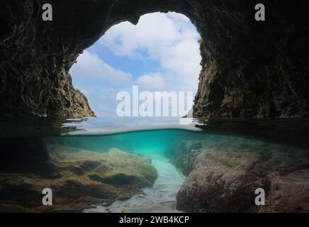 Blick von einer Meereshöhle an der Atlantikküste Spaniens, geteilter Blick über und unter der Wasseroberfläche, natürliche Szene, Galicien, Rias Baixas Stockfoto