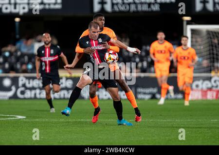 CARTAGENA, REGION MURCIA, SPANIEN 4. November 2024: ALBERTO ORTUÑO delantero jugador del FC Cartagena, Abwehrspieler der Cristhian Mosquera Valencia Stockfoto