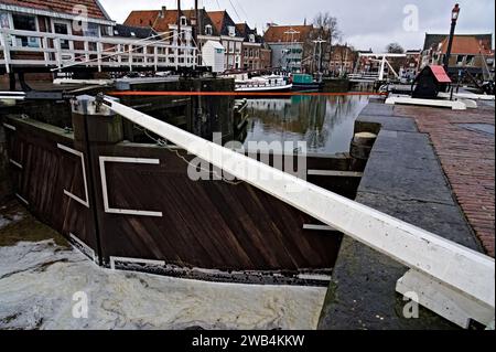 Nationaldenkmal Inlandshafenschleuse geschlossen, verstärkt mit Spanngurten, um Überschwemmungen vom Markermeer zu verhindern. Historische Stadt Hoorn Stockfoto