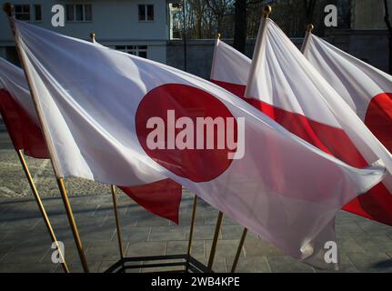 Warschau, Polen. Januar 2024. Japanische und polnische Flaggen werden am 8. Januar 2023 vor dem Außenministerium in Warschau, Polen, gesehen. Außenministerin Yoko Kamikawa traf sich am Montag mit ihrem polnischen Amtskollegen Radoslaw Sikorski, nachdem sie am Wochenende in Kiew einen überraschenden Besuch abgestattet hatte. (Foto: Jaap Arriens/SIPA USA) Credit: SIPA USA/Alamy Live News Stockfoto